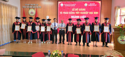 Lễ bế giảng và trao bằng tốt nghiệp lớp Đại học ngành Luật