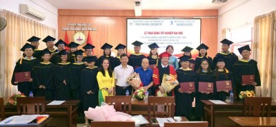LỄ TRAO BẰNG TỐT NGHIỆP KHÓA 31 – NGÀNH LUẬT VÀ NGÔN NGỮ ANH TẠI TRUNG TÂM GDNN-GDTX PHÚ YÊN